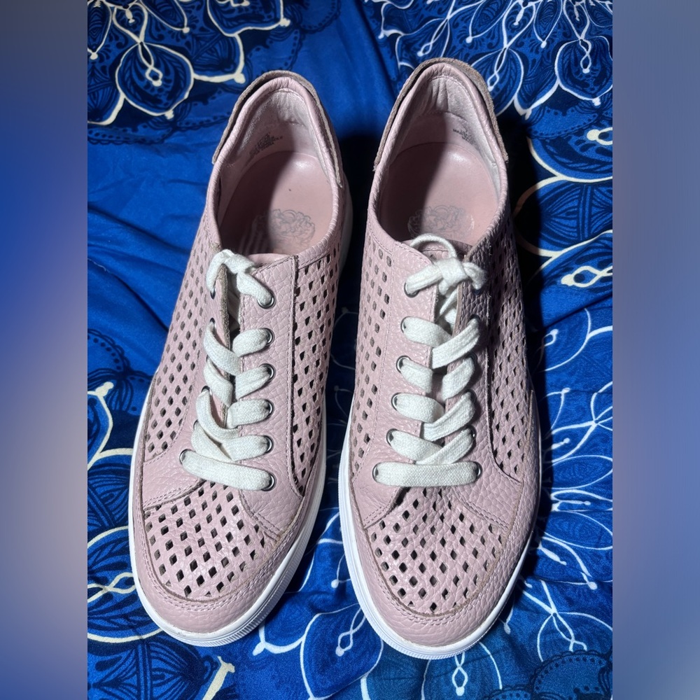 Vince camuto karshey sneaker size 7 1/2
